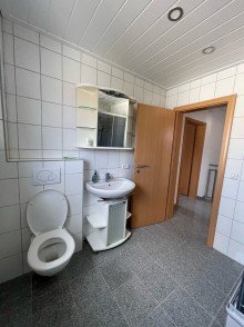 Badezimmer DG Attraktive 2,5-Zimmer-Wohnung - renoviert, mit EBK & gro�z�giger Terrasse in Bischofsheim