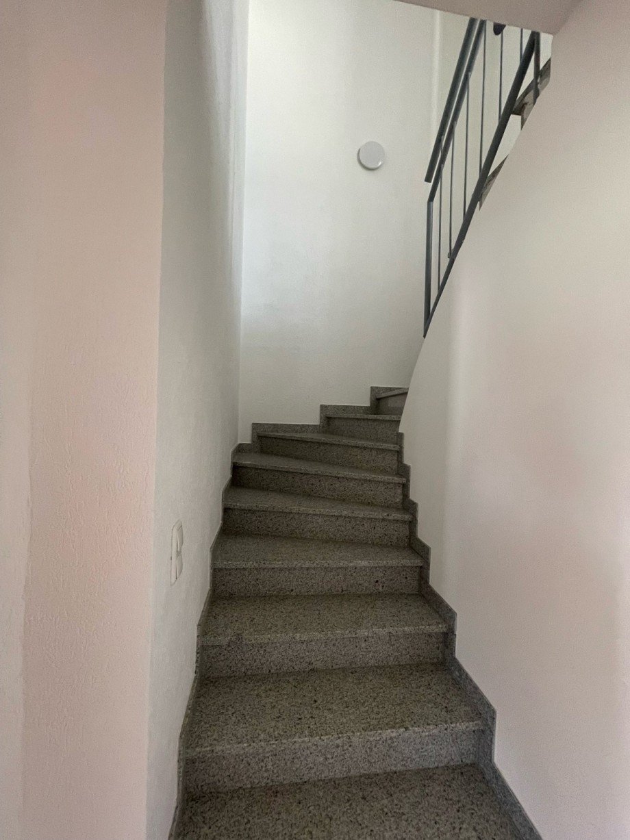 Treppenhaus 1. OG - DG Etagenwohnung Bischofsheim