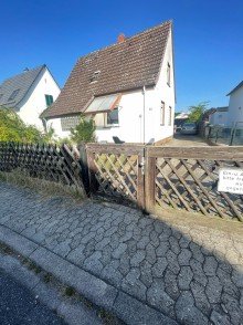Hausansicht Sanierungsbed�rftiges Einfamilienhaus in ruhiger Wohnlage mit gro�em Grundst�ck und Garten