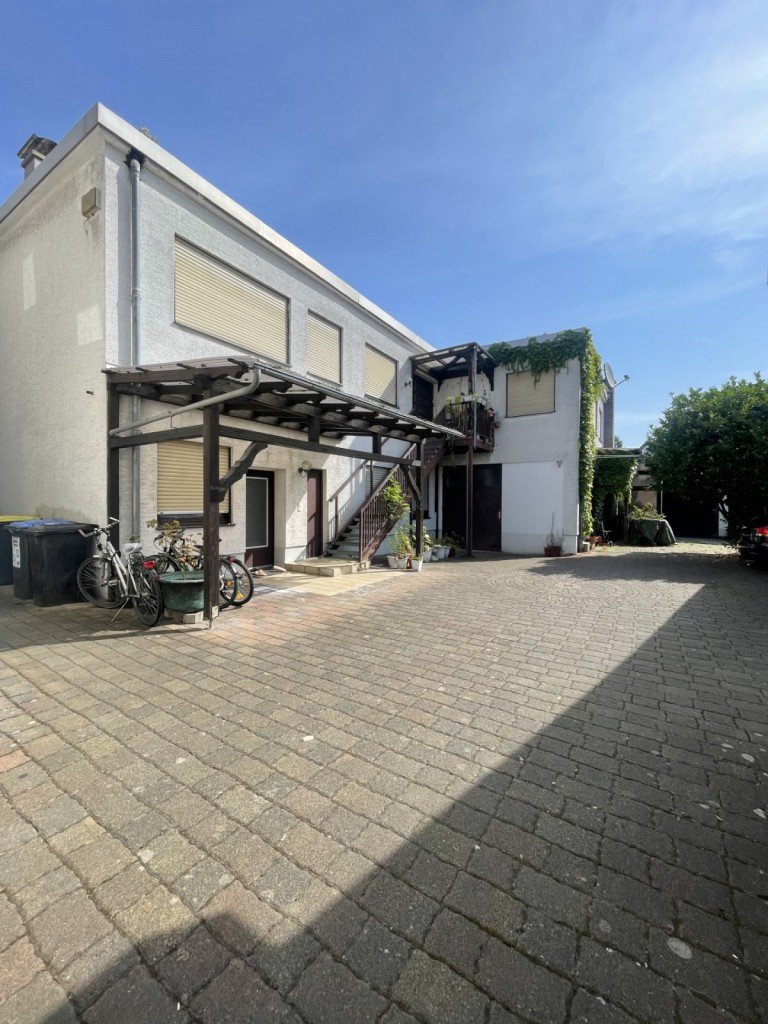 Innenhof R�sselsheim am Main Mehrfamilienhaus Kapitalanleger aufgepasst! Wohn-& Gesch�ftshaus in R�sselsheim
