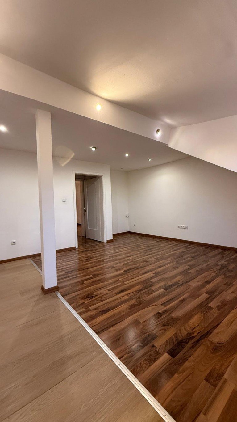 Innenbilder Frankfurt am Main Dachgeschosswohnung Charmante Dachgeschosswohnung mit Balkon in zentraler und ruhiger Lage