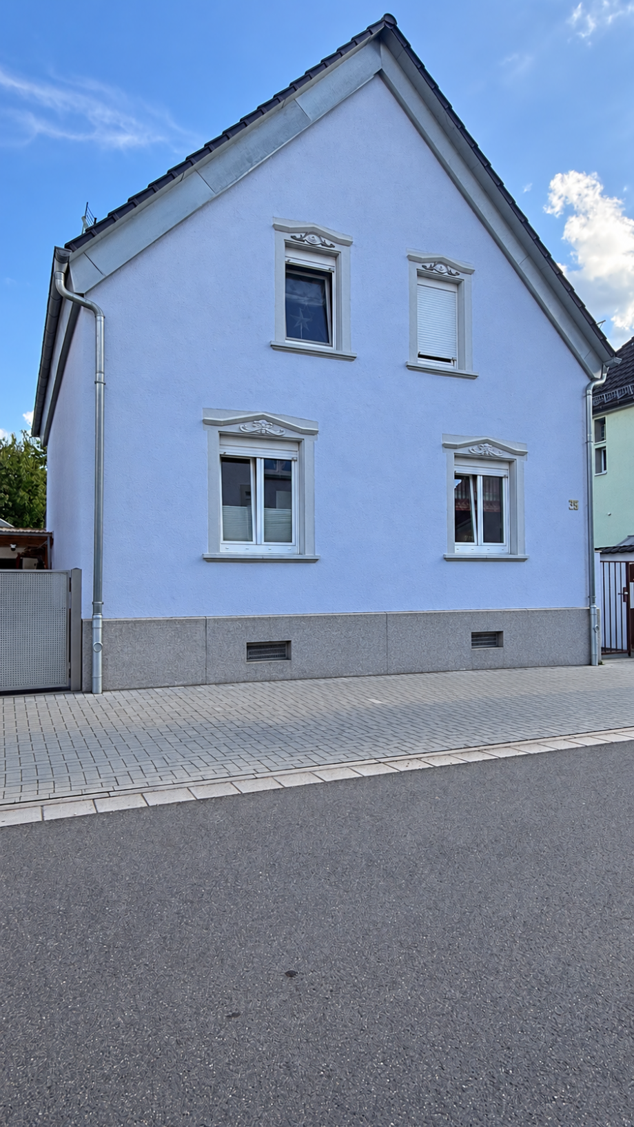 Hausansicht Einfamilienhaus Fl�rsheim am Main, Deutschland