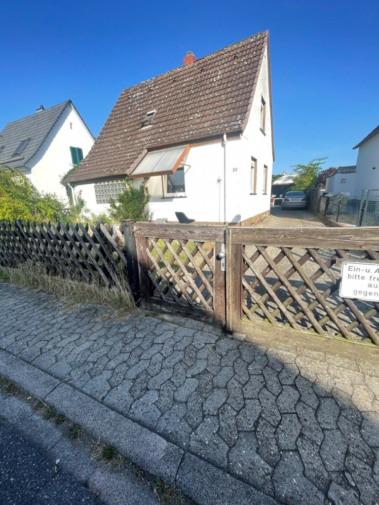 Hausansicht R�sselsheim Einfamilienhaus Sanierungsbed�rftiges Einfamilienhaus in ruhiger Wohnlage mit gro�em Grundst�ck und Garten
