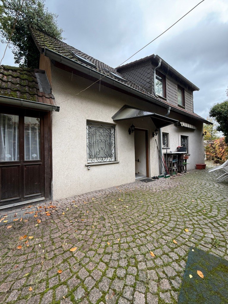 Hausansicht Frankfurt am Main Einfamilienhaus Reserviert !!! Einfamilienhaus auf Erbpachtgrundst�ck - 5 Zimmer mit Terrasse & Stellplatz