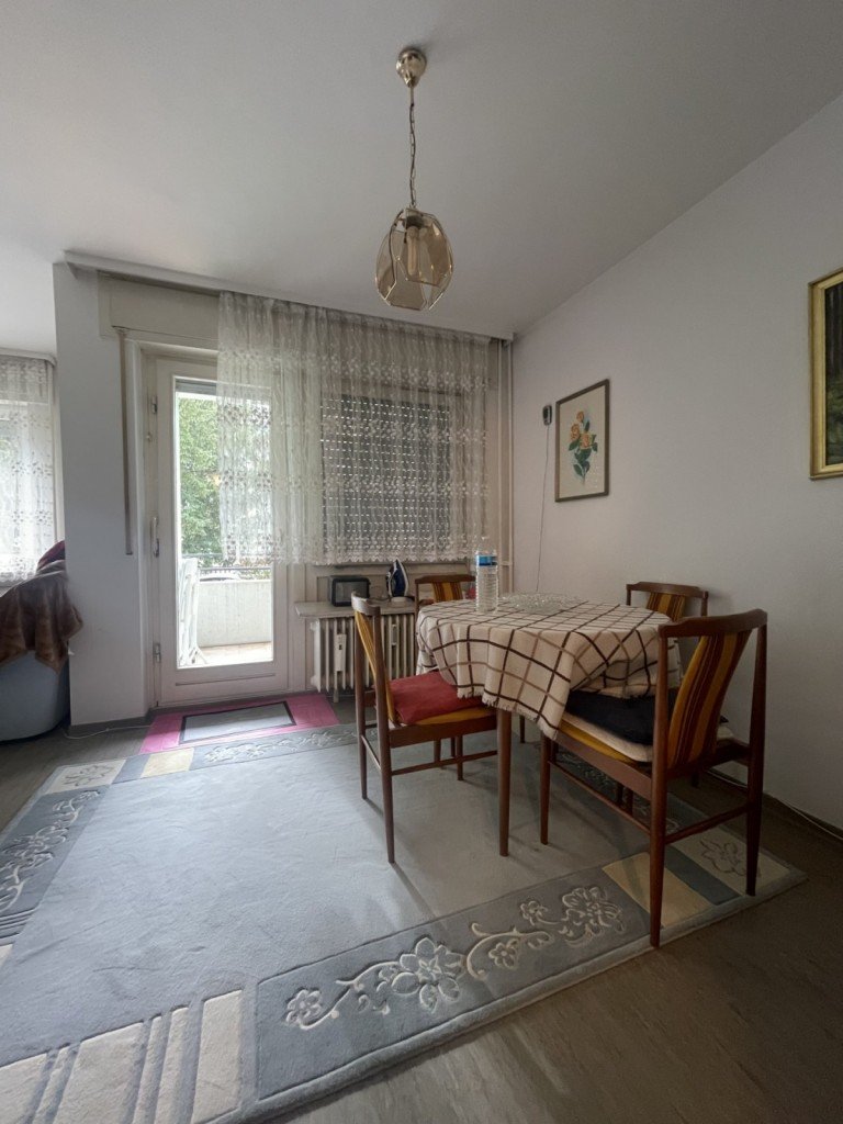Wohnzimmer Zugang Balkon Frankfurt am Main Wohnung Stilvolle Eigentumswohnung in Frankfurt - modernes Wohnen mit hohem Komfort