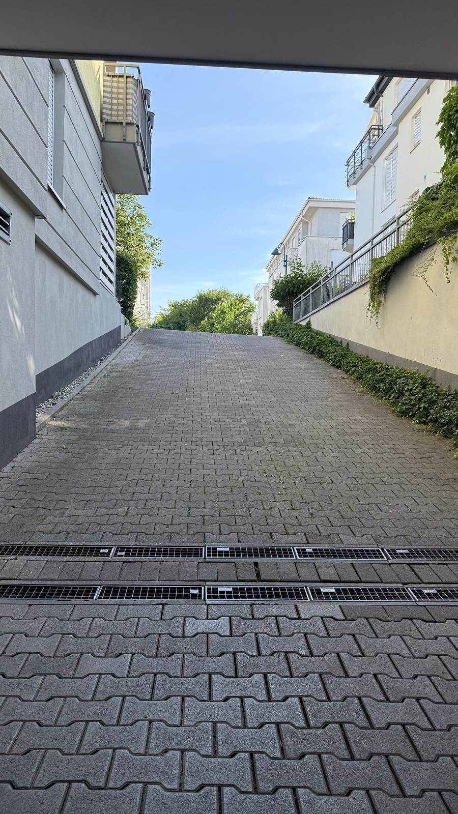 Ein- und Ausfahrt Tiefgarage Etagenwohnung Hattersheim