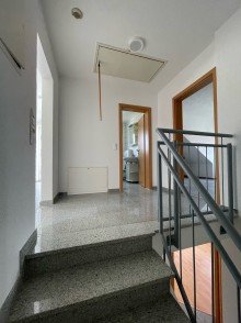 Treppenhaus + Flur DG Attraktive 2,5-Zimmer-Wohnung - renoviert, mit EBK & gro�z�giger Terrasse in Bischofsheim