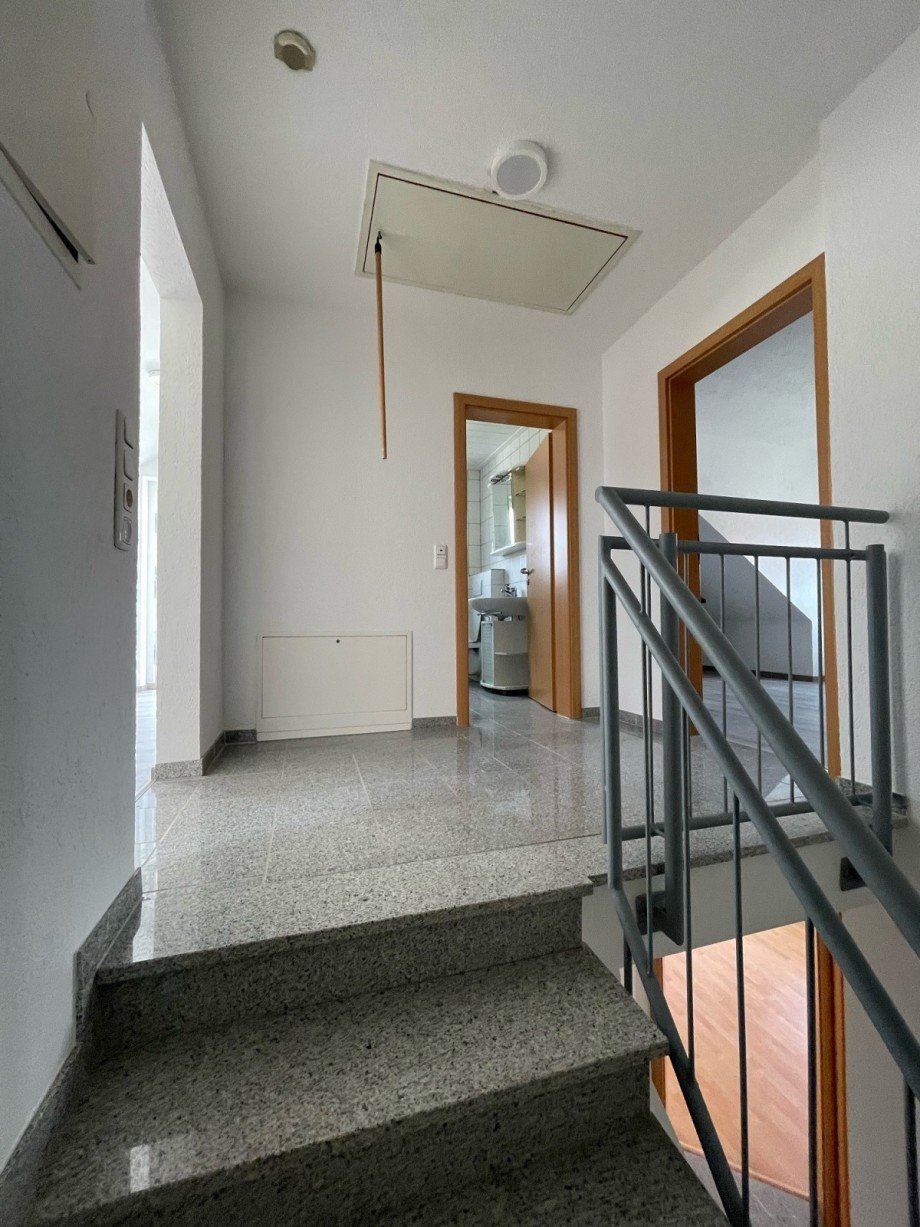 Treppenhaus + Flur DG Etagenwohnung Bischofsheim