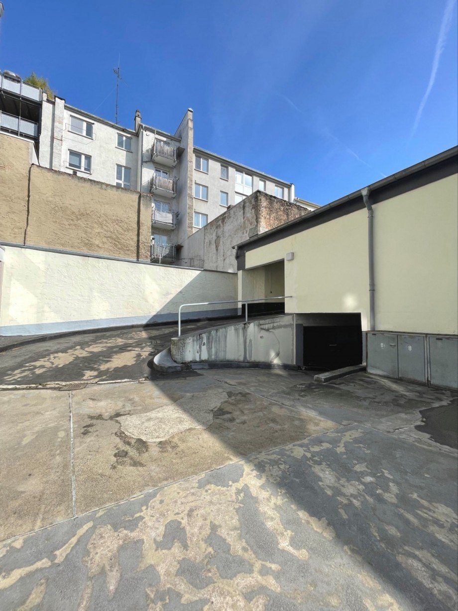 Stellplatz Eingang Mehrfamilienhaus Mainz