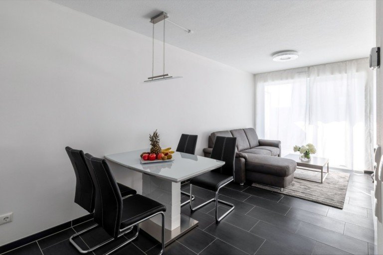 Essbereich Frankfurt, Nied Erdgeschosswohnung Vollm�blierte 1-Zimmer-Wohnung mit Garten in Frankfurt-Nied