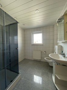 Badezimmer DG Attraktive 2,5-Zimmer-Wohnung - renoviert, mit EBK & gro�z�giger Terrasse in Bischofsheim