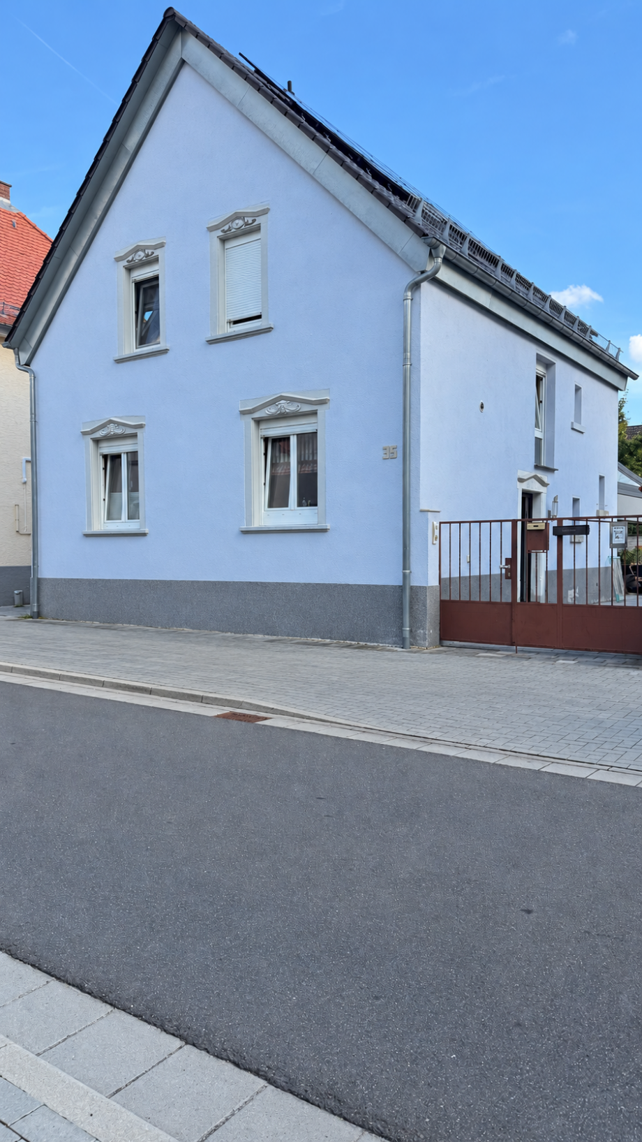 Hausansicht Einfamilienhaus Fl�rsheim am Main, Deutschland
