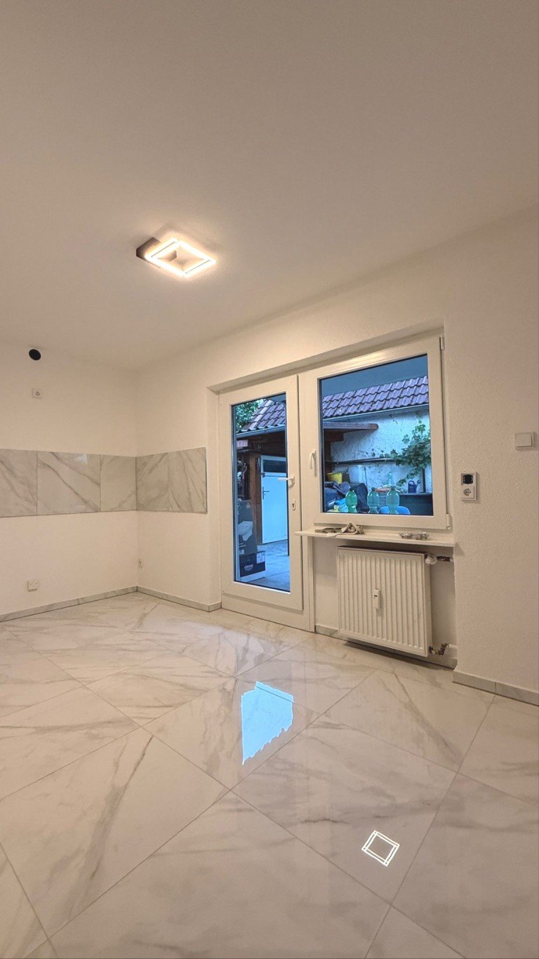 K�chenbereich und T�r zur Terasse Hofheim am Taunus Wohnung Verf�gbar ab 01.05.2026 - 3 Zimmerwohnung - Souterrain