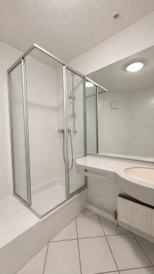 Badezimmer Moderne 2-Zimmer-Etagenwohnung mit Balkon und Stellplatz in Hattersheim