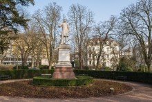 MUSTER_WIESBADEN Charmante 2-Zimmer-Altbauwohnung mit Balkon & Stellplatz