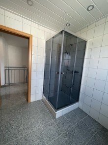 Badezimmer DG Attraktive 2,5-Zimmer-Wohnung - renoviert, mit EBK & gro�z�giger Terrasse in Bischofsheim