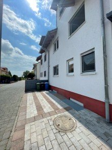 KFZ Stellplatz Attraktive 2,5-Zimmer-Wohnung - renoviert, mit EBK & gro�z�giger Terrasse in Bischofsheim