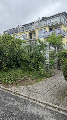 Hausansicht Moderne 2-Zimmer-Etagenwohnung mit Balkon und Stellplatz in Hattersheim