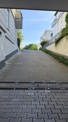 Ein- und Ausfahrt Tiefgarage Moderne 2-Zimmer-Etagenwohnung mit Balkon und Stellplatz in Hattersheim